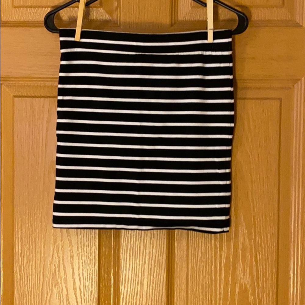 🌸EUC Black and white pencil skirt